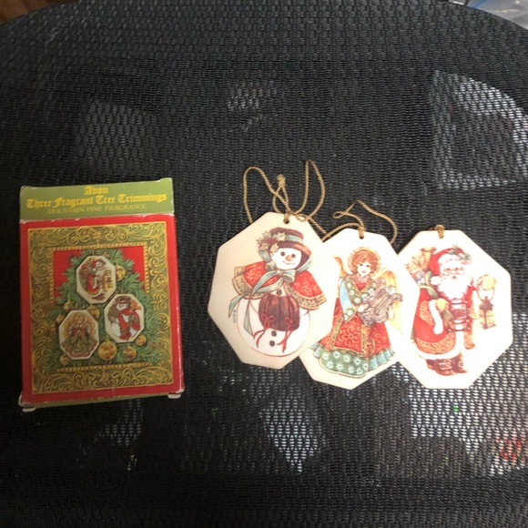 🎄Vintage Avon Scented Christmas Ornaments (set of 3) - 508 $15 or $12 w/offer - Picture 1 of 3